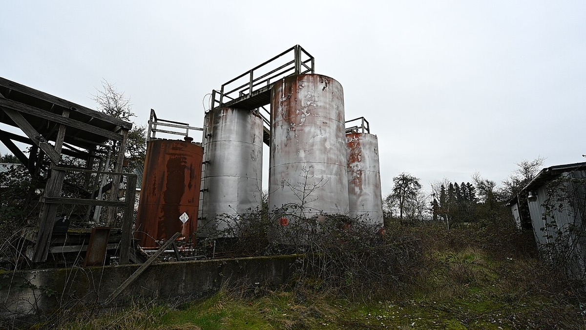 Fuel storage tanks